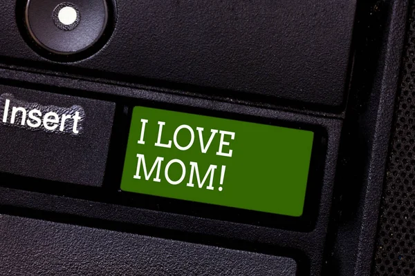 写文字我爱妈妈。概念意思好的感觉关于我的母亲爱的感情的幸福键盘键意图创建计算机消息按键盘的想法. — 图库照片
