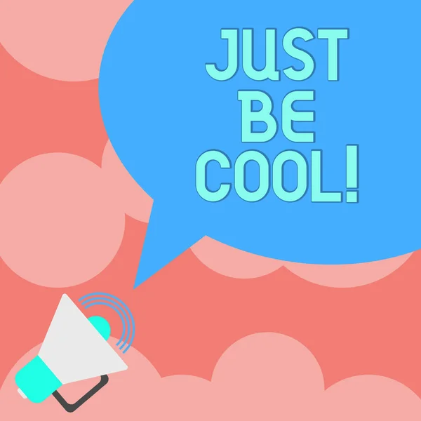 Escrevendo uma nota mostrando Just Be Cool. Apresentação de fotos de negócios Tenha uma boa atitude ser relaxado sorriso positivo animá-lo Megafone com ícone de volume de som e cor em branco Speech Bubble foto . — Fotografia de Stock