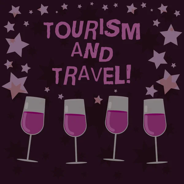 Handgeschreven tekst toerisme en reizen. Concept wat betekent dat het bedrijfsleven aantrekken opvang onderhoudend toeristen gevuld wijn Cocktail glazen met verspreide sterren als Confetti Roemer. — Stockfoto