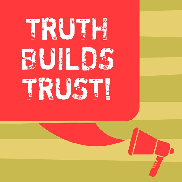 Signo de texto que muestra Truth Builds Trust. Foto conceptual que usted piensa que son confiables y tienen confianza en ellos Silueta de color de la burbuja del discurso cuadrado en blanco y foto del megáfono . — Foto de Stock