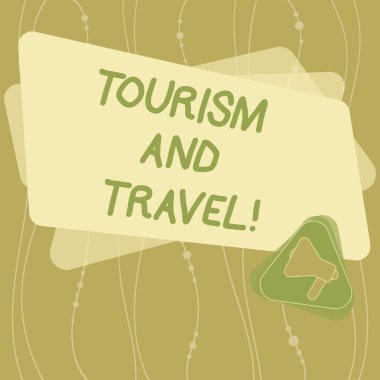 Turizm ve seyahat gösterilen not yazma. Eğlenceli turist megafon içinde üçgen ve boş renk dikdörtgeni duyuru için accomodating çeken fotoğraf vitrine işletmeler.