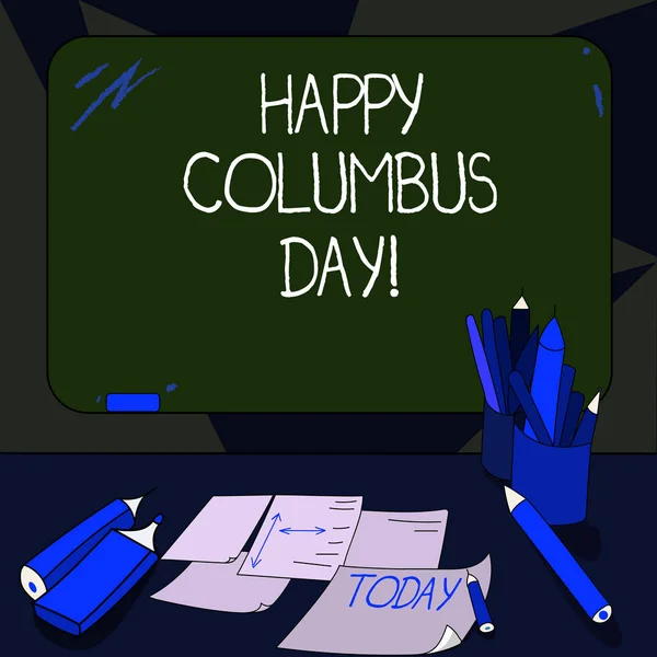 Handgeschreven tekst schrijven Happy Columbus Day. Begrip betekenis vakantie herdenkt landing van Christopher in Amerika gemonteerd kleur leeg schoolbord met krijt en Writing Tools vellen op Bureau. — Stockfoto