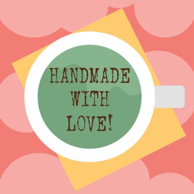 El yapımı aşk ile gösterilen not yazma. Değil mükemmel kalitesi üst görünüm, içme Kupası ile dolu içecek renk kağıt fotoğraf makinesiyle tarafından el ile yapılan fotoğraf iş showcasing.