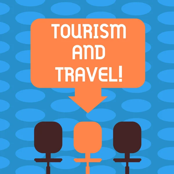 Word tekst intoetsen toerisme en reizen. Bedrijfsconcept voor het bedrijfsleven aantrekken opvang onderhoudend toeristen lege ruimte kleur pijl wijst naar een van de drie draaibare stoelen-foto. — Stockfoto