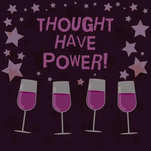 Handgeschreven tekst dacht dat zijn macht. Begrip betekenis Universe waardoor uw ideeën werken samen met het Cocktail wijn-glazen gevuld met verspreide sterren als Confetti Roemer. — Stockfoto