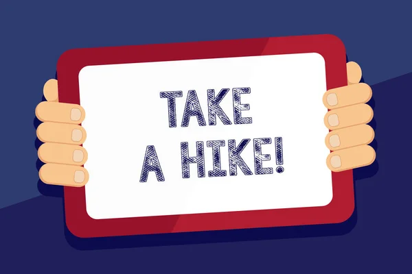 Escrevendo um bilhete mostrando Take A Hike. Foto de negócios showcasing Vá em uma atividade de aventura mochila vivendo na natureza . — Fotografia de Stock
