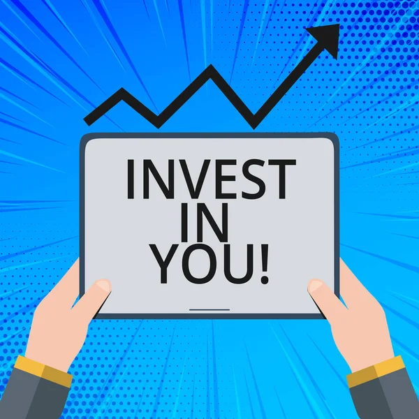 Handgeschreven tekst Invest In u. Concept, wat betekent dat zorg voor jezelf kopen dingen voor je motivatie inspireren. — Stockfoto