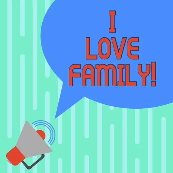 Text schreiben ich liebe Familie. Geschäftskonzept für gute Gefühle über Angehörige, die sich um ihre Lieben kümmern Megaphon mit Lautstärkensymbol und leerer farbiger Sprechblase Foto. — Stockfoto
