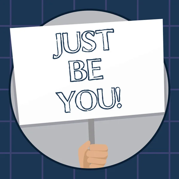 Escritura de mano conceptual que muestra Just Be You. Texto de la foto de negocios Sigue siendo auténtico y único Motivación Inspiración . — Foto de Stock