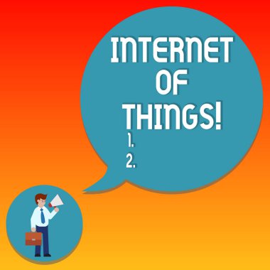 Internet Of Things yazma el yazısı metin. Kavram anlam arabağlantı Internet bilgisayar aygıtları üzerinden adam kravat taşıyan evrak çantası elinde megafon boş konuşma balonu gömülü..