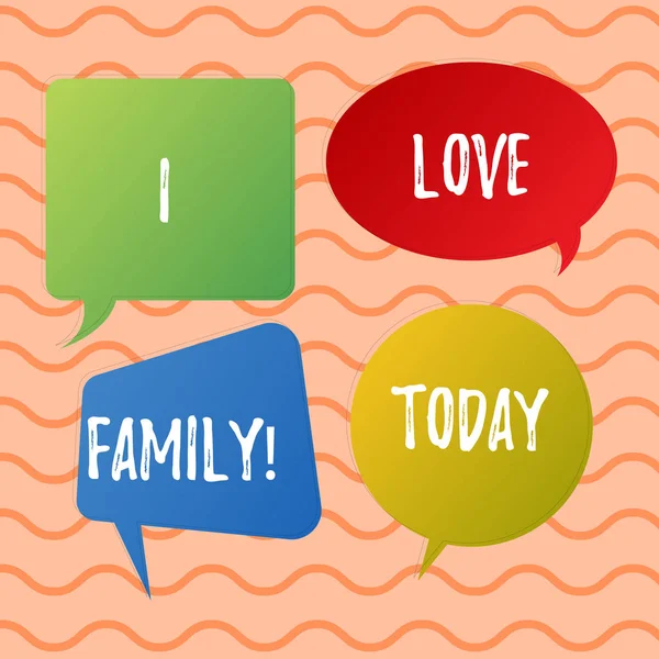 Konzeptionelle Handschrift, die zeigt, dass ich Familie liebe. Geschäftstext Fototext gute Gefühle über Angehörige, die sich um geliebte Menschen kümmern. — Stockfoto