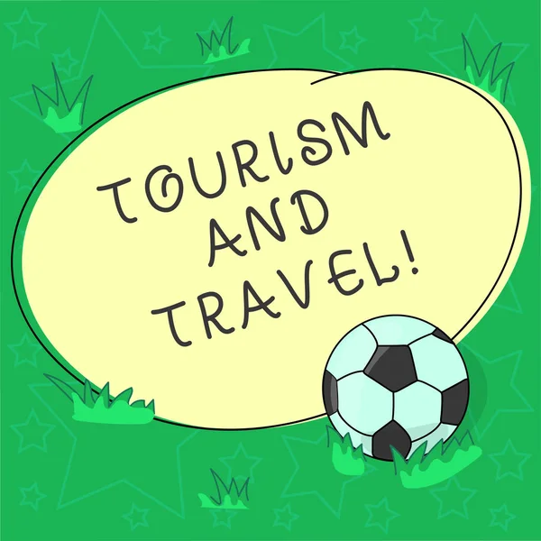 Testi scritti a mano Turismo e Viaggi. Concetto che significa affari che attraggono turisti divertenti calcio palla sull'erba e bianco delineato forma rotonda foto a colori . — Foto Stock
