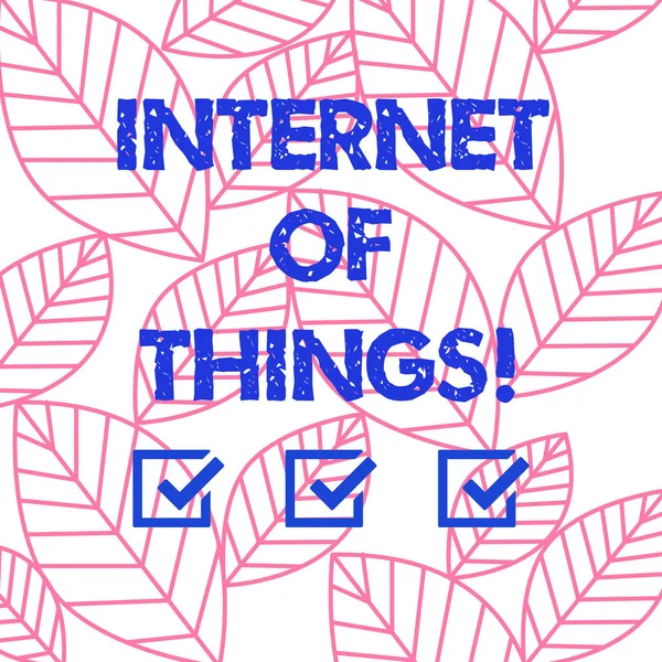 Текст текста "Интернет вещей". Бизнес-концепция подключения через Интернет-вычислительные устройства, встроенные Сбор контуров листьев, изолированных бесшовным повторяющимся случайным образом . — стоковое фото