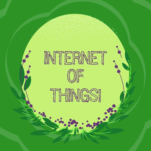 Почерк текста Internet Of Things. Концепция, означающая взаимосвязь через интернет-вычислительные устройства, встроенные в бланк овальной формы с листьями и бутонами в качестве границы приглашения . — стоковое фото