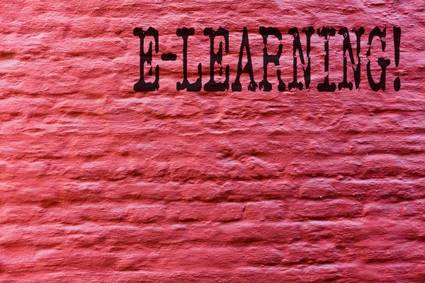 Konceptuella hand skriva visar E Learning. Företag foto text införandet av en elektronisk undervisning i moderna skolor Brick Wall art som Graffiti motiverande samtal skriven på väggen. — Stockfoto