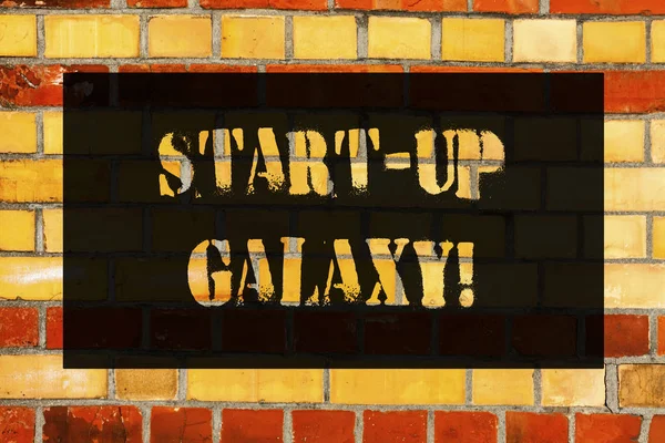 Conceptuele hand schrijven Start Up Galaxy tonen. Zakelijke foto presentatie nieuw ontstaan bedrijf gemaakt door nieuwe ondernemers bakstenen muur kunst zoals Graffiti motiverende geschreven op muur. — Stockfoto