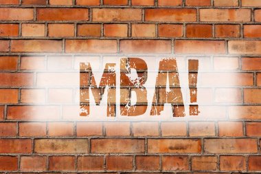 MBA gösterilen not yazma. Ana işletme peşin derecesi sonra üniversite çalışmalar tuğla duvar sanat Graffiti motivasyonel çağrı duvarda yazılı gibi vitrine iş fotoğraf.
