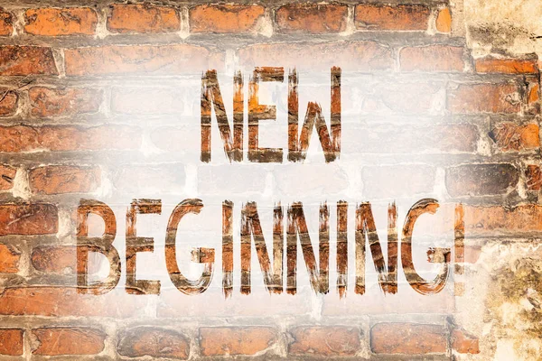 Uwaga: pisanie Wyświetlono nowy początek. Biznesowe zdjęcie prezentujący świeży Start zmiana formularza wzrostu życia nowy sposób pracy Brick Wall art jak Graffiti motywacyjne nazywają napisany na ścianie. — Zdjęcie stockowe
