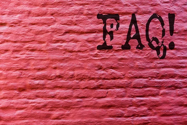 Konceptuella hand skriva visar Faq. Företag foto text vanliga fråga för uppklarnande confusions Brick Wall art som Graffiti motiverande samtal skriven på väggen. — Stockfoto