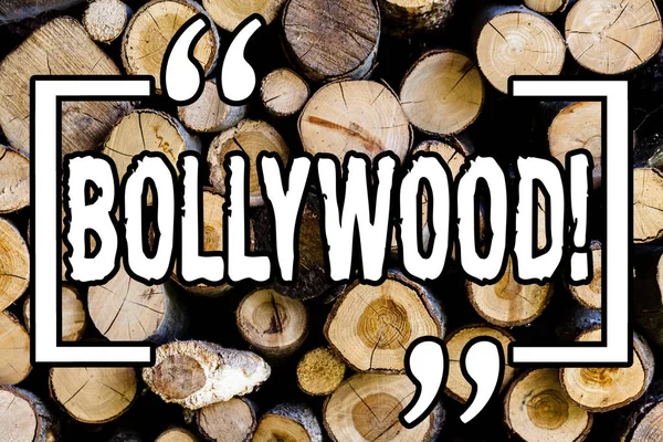 Word menulis teks Bollywood. Konsep bisnis untuk sinema India merupakan sumber hiburan di kalangan generasi baru Latar belakang Wooden memvintage pemikiran pesan liar kayu . — Stok Foto
