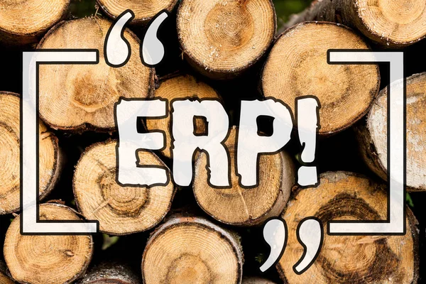 Erp のテキストの書き込みを単語します。企業資源の計画のビジネス コンセプトはバック オフィス機能木製の背景ビンテージ木製野生メッセージ考えの意図思考を自動化します。. — ストック写真