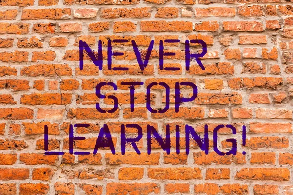 Escritura manual conceptual que muestra Never Stop Learning. Muestra de fotos de negocios Sigue educándote Mejora tus habilidades Arte de pared de ladrillo como Graffiti motivacional escrito en la pared . —  Fotos de Stock