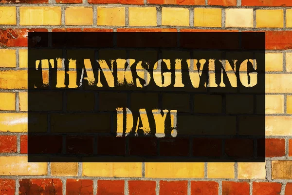 Ecriture conceptuelle montrant le jour de Thanksgiving. Photo d'affaires mettant en valeur Célébration reconnaissance gratitude Novembre vacances Brique Art mural comme Graffiti motivation écrit sur le mur . — Photo