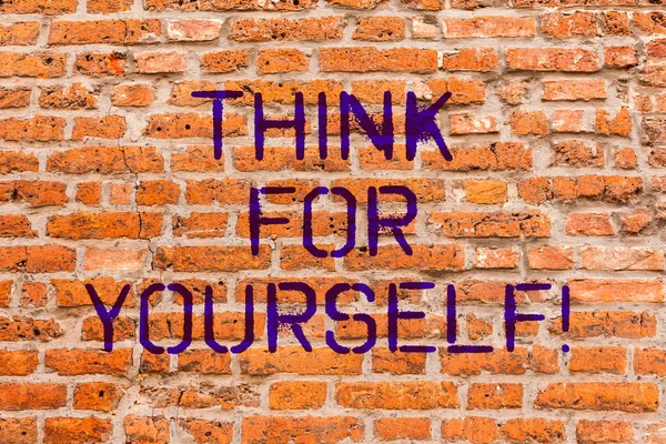 Escrita de mão conceitual mostrando Think For Yourself. Apresentação de fotos de negócios Tenha uma atitude mental independente Tome suas próprias decisões Brick Wall art como Graffiti motivacional escrito na parede . — Fotografia de Stock