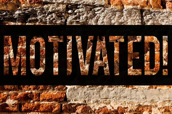 Texto de escritura de palabras Motivado. Concepto de negocio para Willing para hacer algo Inspirado Confident Brick Wall art como Graffiti llamada motivacional escrita en la pared . —  Fotos de Stock