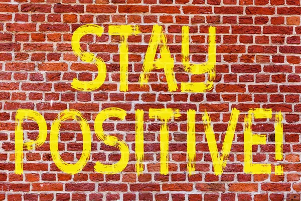 Escrever um bilhete a mostrar "Mantenham-se positivos". Apresentação de fotos de negócios Seja otimista motivado Boa atitude inspirada esperança tijolo parede arte como Graffiti chamada motivacional escrito na parede . — Fotografia de Stock