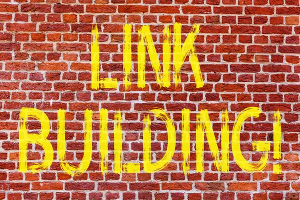 Escrevendo nota mostrando Link Building. Exibição de fotos de negócios Processo de aquisição de hiperlinks de outros sites Conexão Brick Wall art como Graffiti chamada motivacional escrito na parede . — Fotografia de Stock