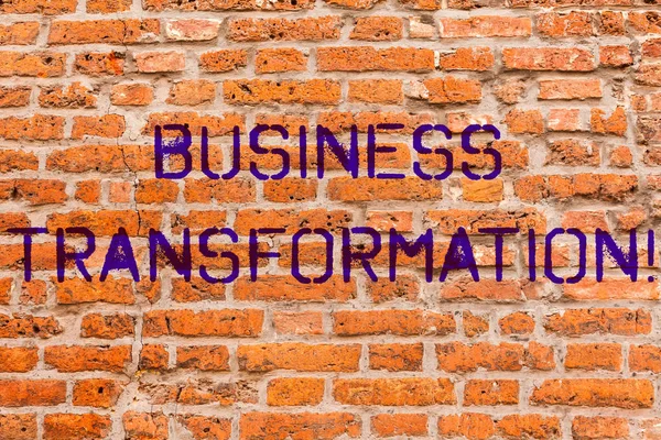 Rédaction conceptuelle montrant la transformation opérationnelle. Business photo showcasing Apporter des changements dans la conduction de la société Upgrade Brick Wall art comme Graffiti motivation écrite sur le mur . — Photo