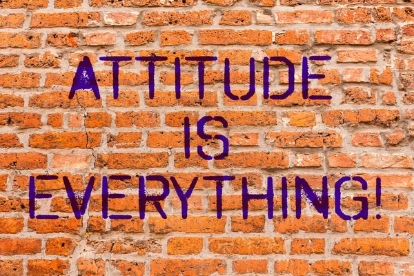 Escrita de mão conceitual mostrando Atitude é tudo. Foto de negócios mostrando Motivação Inspiração Otimismo importante para suceder Brick Wall art como Graffiti motivacional escrito na parede . — Fotografia de Stock