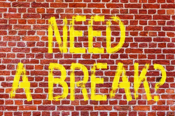 Escrevendo nota mostrando Need A Breakquestion. Foto de negócios mostrando férias necessárias Separação queria dividir Relaxe Time Brick Wall art como Graffiti chamada motivacional escrito na parede . — Fotografia de Stock