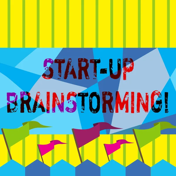 Word tekst intoetsen Start Up brainstormen. Bedrijfsconcept voor teamwerk voor het maken van strategieën om een nieuw bedrijf. — Stockfoto