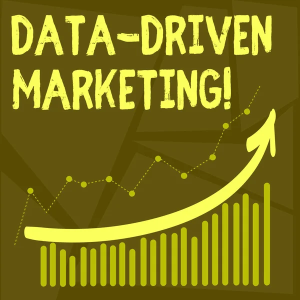 Escritura manual conceptual que muestra el marketing impulsado por datos. Texto de la foto del negocio Estrategia basada en Insights Análisis de interacciones . — Foto de Stock