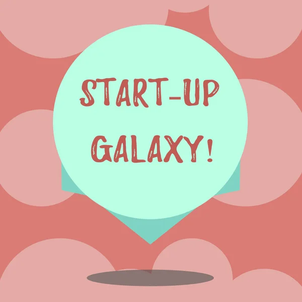 Schrijven van notitie weergegeven: Start Up Galaxy. Zakelijke foto presentatie nieuw bedrijf gemaakt door nieuwe ondernemers leeg kleur cirkel drijvende foto met schaduw en ontwerp aan de rand ontstaan. — Stockfoto