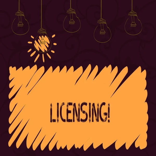 Texto de escritura de palabras Licencias. Concepto de negocio para conceder una licencia Permitir legalmente el uso de algo Permitir la actividad . — Foto de Stock