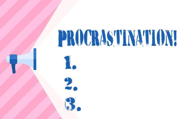Escribiendo nota mostrando Procrastinación. Foto de negocios mostrando Retrasar o posponer algo aburrido . — Foto de Stock