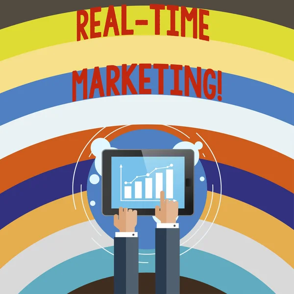 Escrita conceitual mostrando Marketing em Tempo Real. Texto para fotos de negócios Criar uma estratégia focada nas tendências atuais relevantes . — Fotografia de Stock