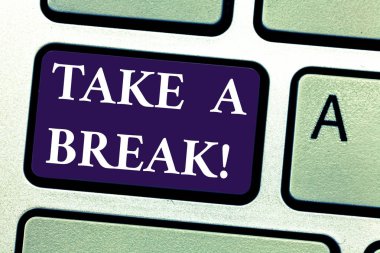 Word metin A Break yazma. İş kavramı dinlenme bir şey yapıyor durdurmak için eğlence saat kaçta işten klavye tuşuna basarak tuş takımı fikir bilgisayar ileti oluşturmak için niyet.