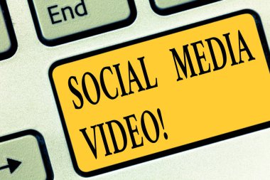 Sosyal medya Video gösterilen not yazma. İş fotoğraf paylaşım anlar ya da arkadaş klavye tuşuna basarak tuş takımı fikir bilgisayar ileti oluşturmak için niyet arasında içerik web sitenize vitrine.