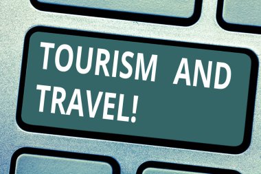 Turizm ve seyahat gösterilen metin işareti. Eğlenceli turist klavye tuşuna basarak tuş takımı fikir bilgisayar ileti oluşturmak için niyet accomodating çeken kavramsal fotoğraf iş.