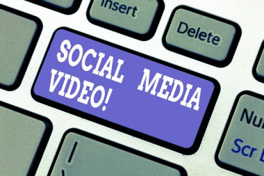 Sosyal medya Video gösterilen metin işareti. Kavramsal fotoğraf paylaşım anlar ya da arkadaş klavye tuşuna basarak tuş takımı fikir bilgisayar ileti oluşturmak için niyet arasında içerik web sitenize.