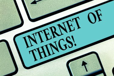 Internet Of Things yazma el yazısı metin. Kavram anlam arabağlantı bilgi işlem aygıtlarına Internet üzerinden klavye tuşuna basarak tuş takımı fikir bilgisayar ileti oluşturmak için niyet gömülü.