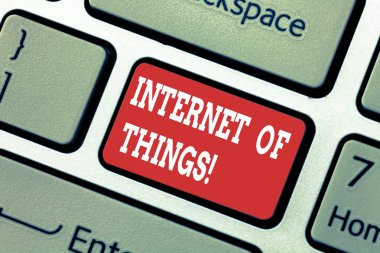 Internet Of Things gösterilen not yazma. İş fotoğraf arası bilgi işlem aygıtlarına Internet üzerinden bağlantı vitrine klavye tuşuna basarak tuş takımı fikir bilgisayar ileti oluşturmak için niyet gömülü.