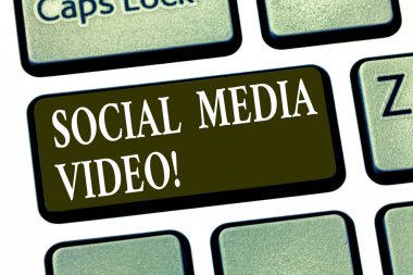 Sosyal medya Video gösterilen not yazma. İş fotoğraf paylaşım anlar ya da arkadaş klavye tuşuna basarak tuş takımı fikir bilgisayar ileti oluşturmak için niyet arasında içerik web sitenize vitrine.