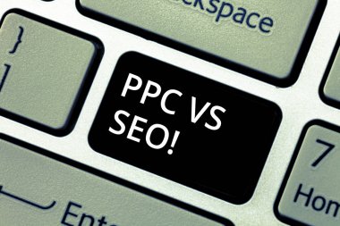 Metin yazma Ppc Vs Seo kelime. Arama Motoru Optimizasyonu stratejileri klavye tuşuna basarak tuş takımı fikir bilgisayar ileti oluşturmak için niyet karşı tıklama başına ödeme için iş kavramı.