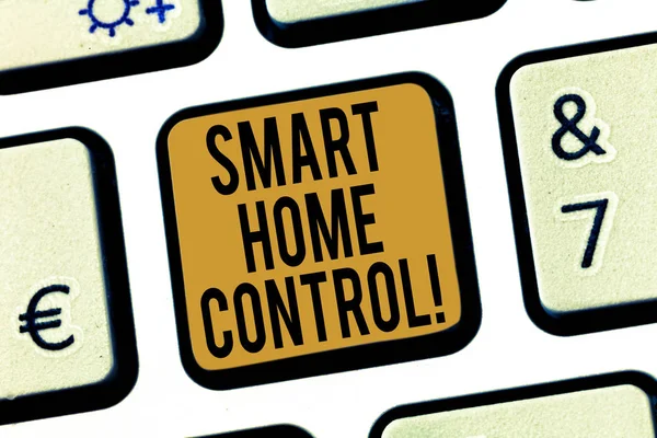 Texto de caligrafia Smart Home Control. Conceito significado fornece aos proprietários conforto de segurança e eficiência energética Teclado chave Intenção de criar mensagem de computador pressionando ideia teclado . — Fotografia de Stock