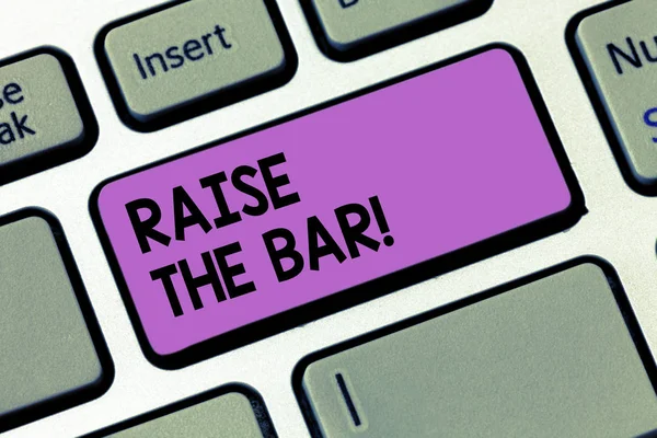 Showingraise Uwaga piśmie The Bar. Biznes zdjęcie prezentujący ustawić wyższe standardy wyzwania poszukiwanie doskonałości klawiatura klawisz zamiar utworzyć wiadomość komputer naciskając klawisz klawiatury, pomysł. — Zdjęcie stockowe
